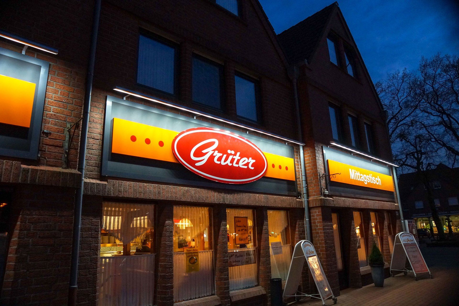 Ein Gebäude mit einem Schild mit der Aufschrift „Gruter“ darauf