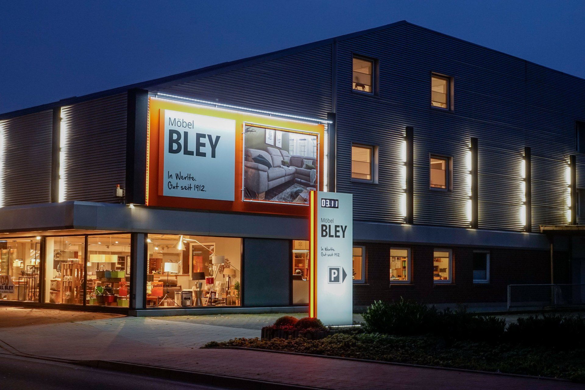 Ein großes Gebäude mit einem Schild mit der Aufschrift „Bley“ darauf