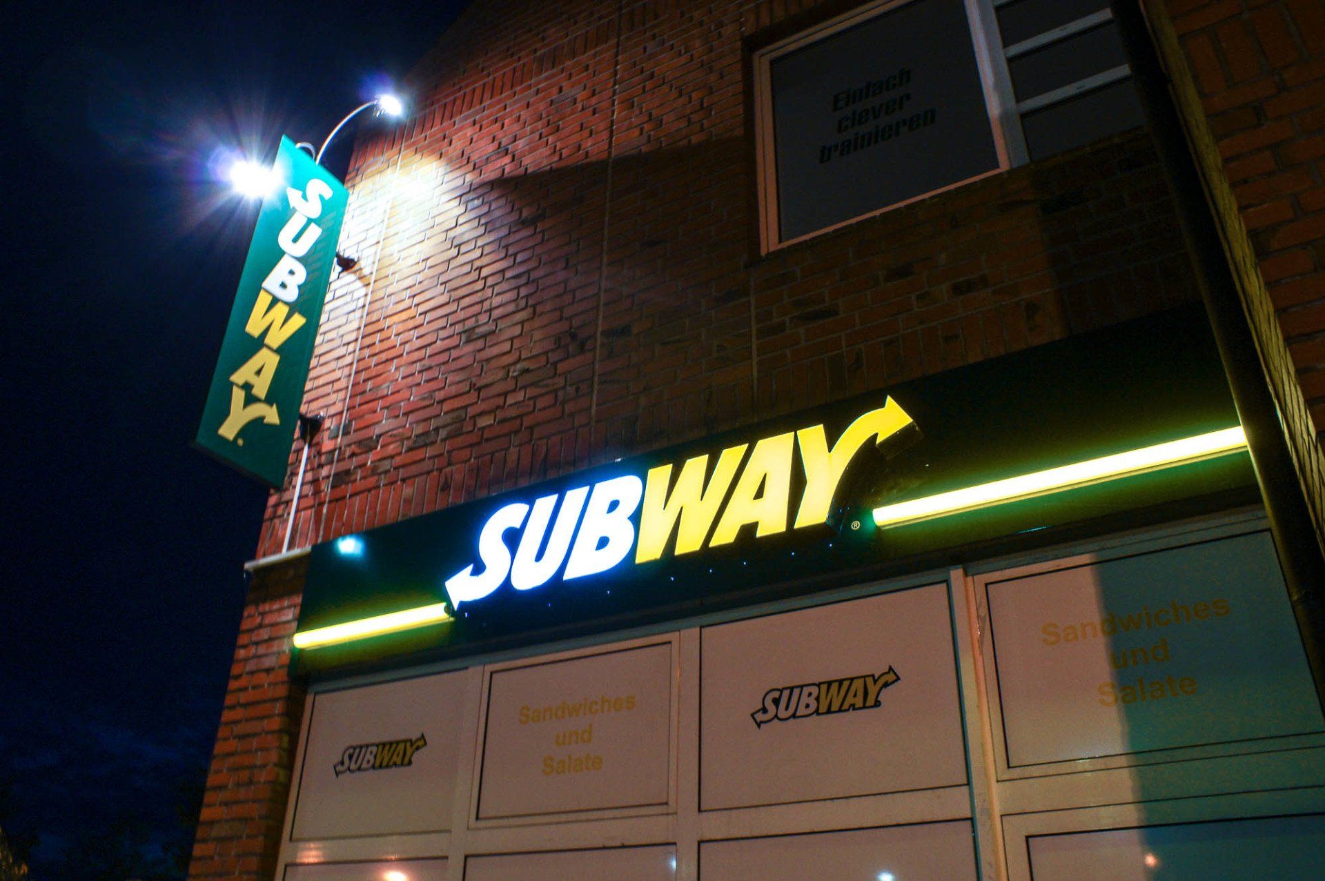 Ein U-Bahn-Restaurant ist nachts beleuchtet