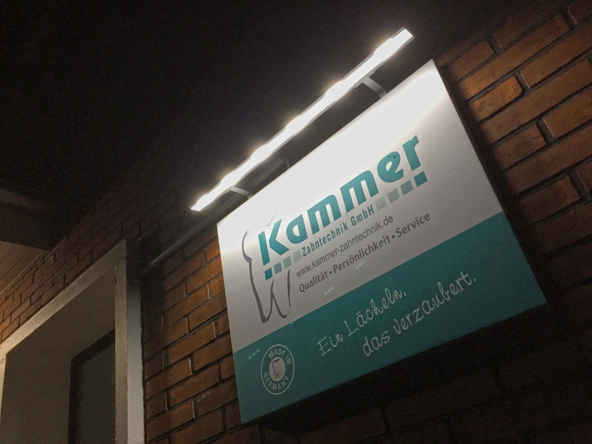 Ein Schild an einer Backsteinmauer mit der Aufschrift „Kammer“