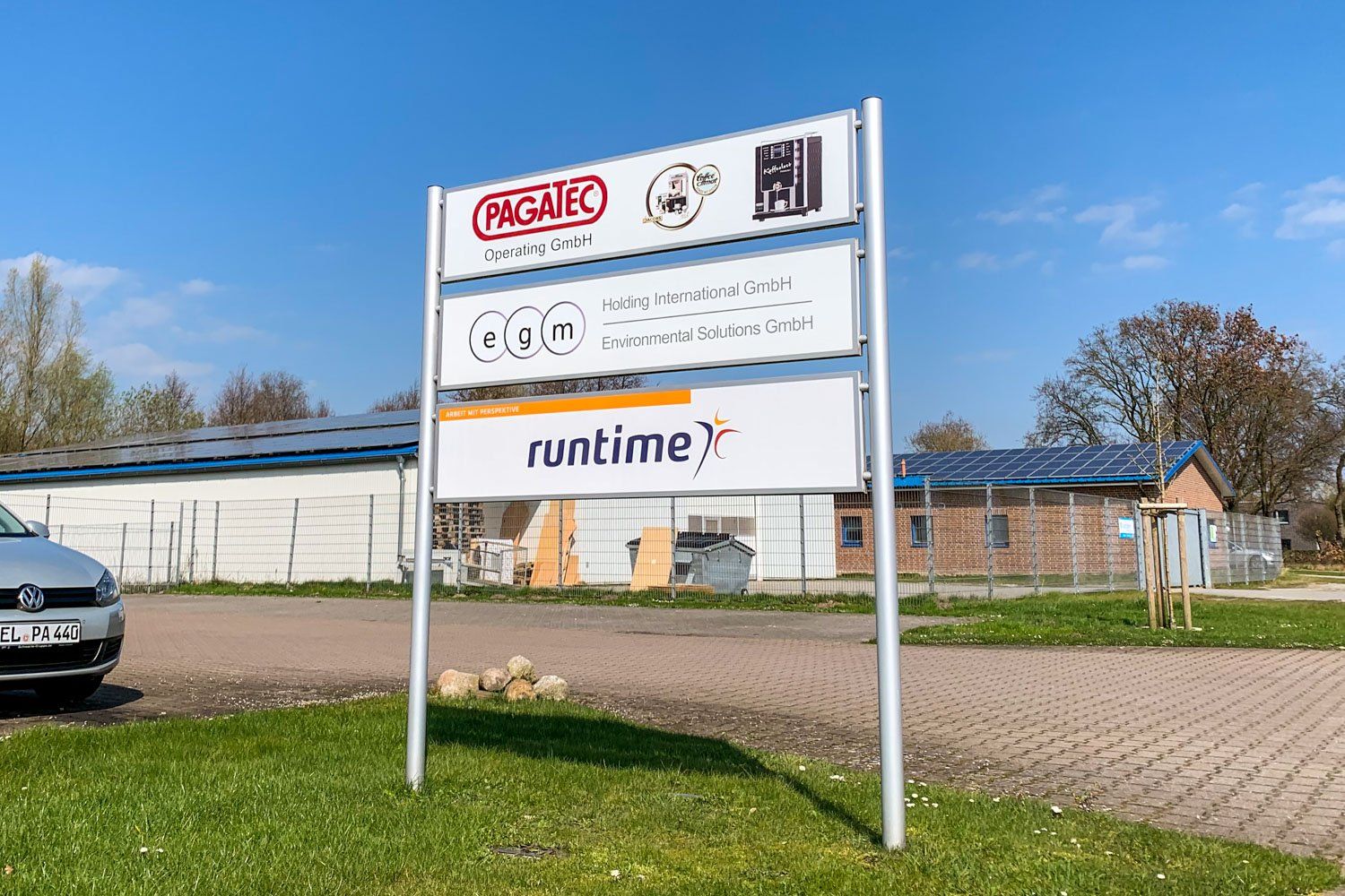 Ein Auto parkt vor einem Schild mit der Aufschrift „Laufzeit“.