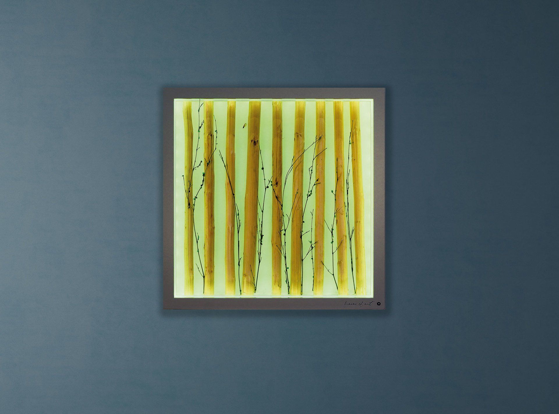 Ein Gemälde hängt an einer Wand mit blauem Hintergrund