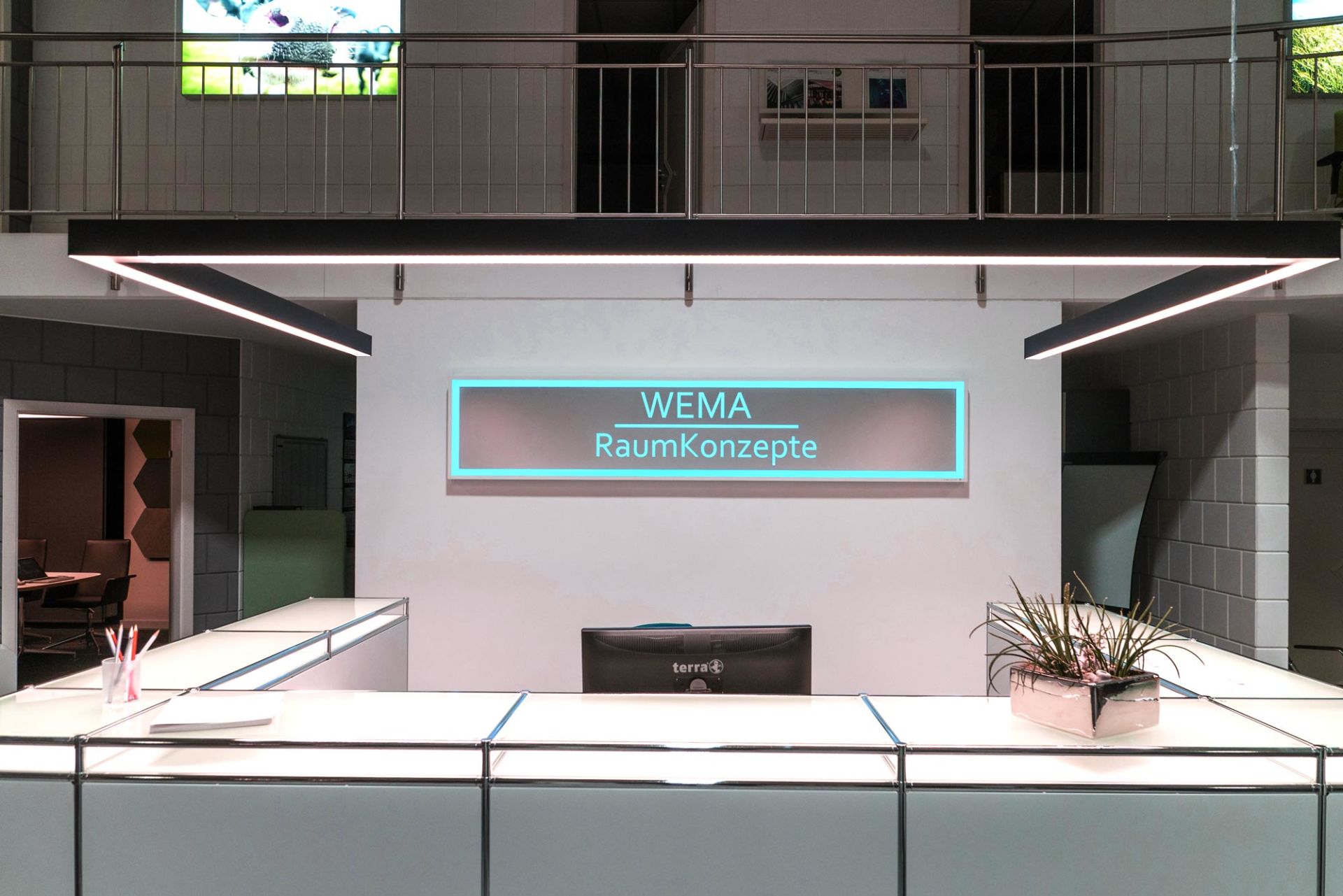 Eine Rezeption, darüber ein Schild mit der Aufschrift „wema raumkonzepte“.