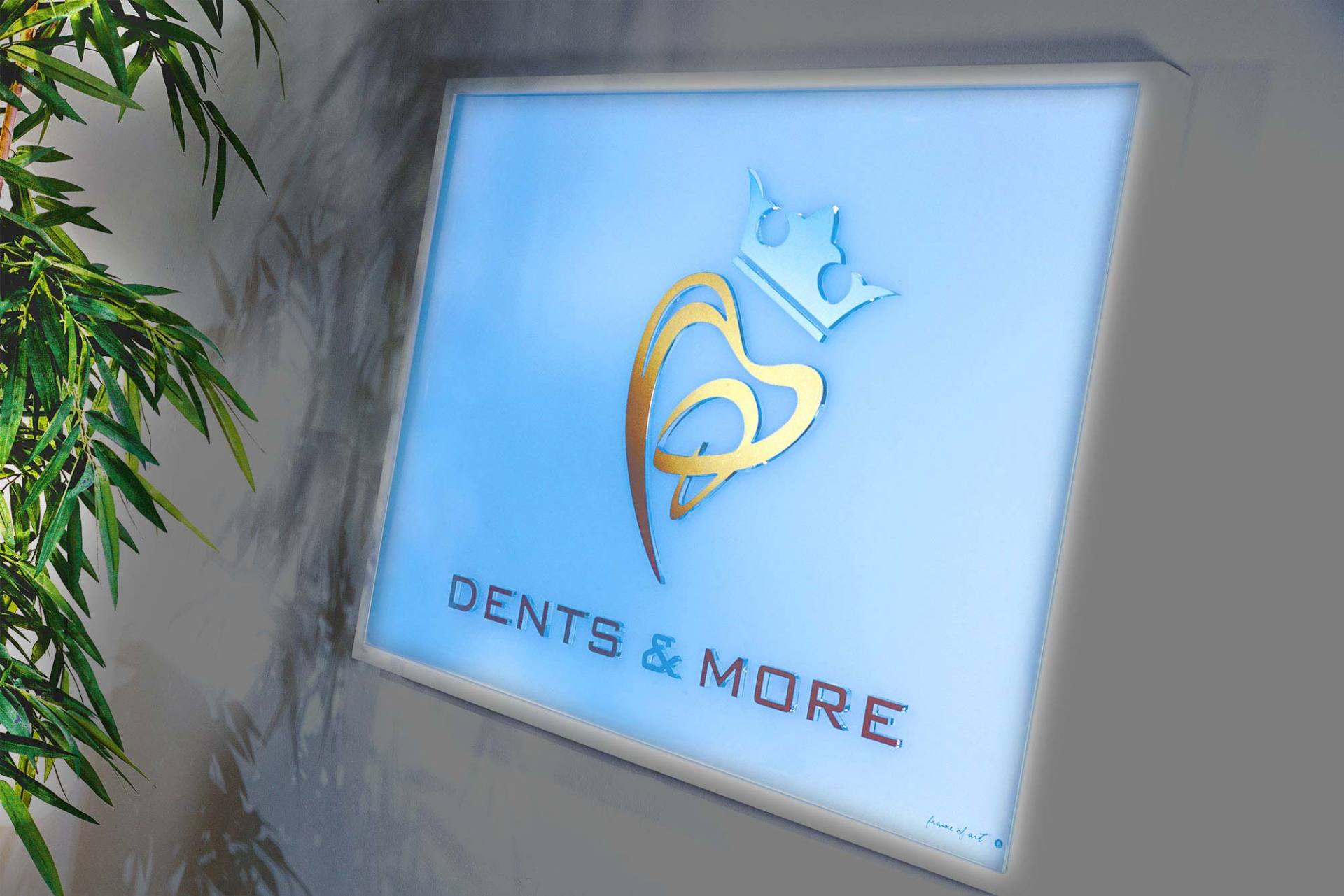 Ein Schild an einer Wand mit der Aufschrift „Dellen & mehr“