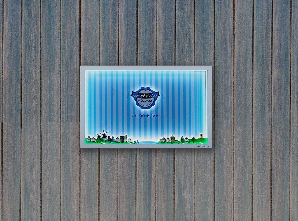 Ein Schild an einer Holzwand mit der Aufschrift "Volvo"