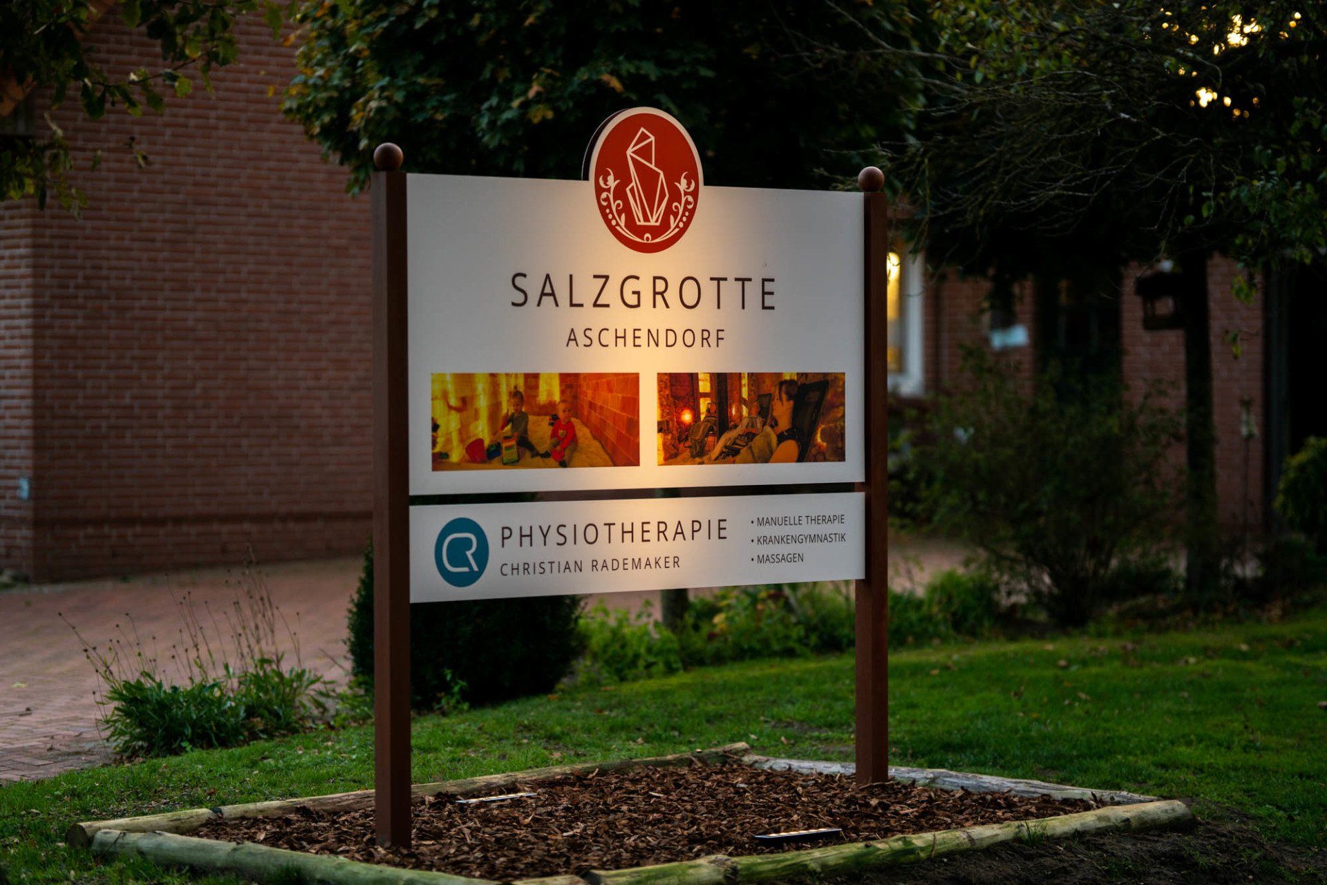 Ein Schild mit der Aufschrift „Salzgrotte“ vor einem Backsteingebäude