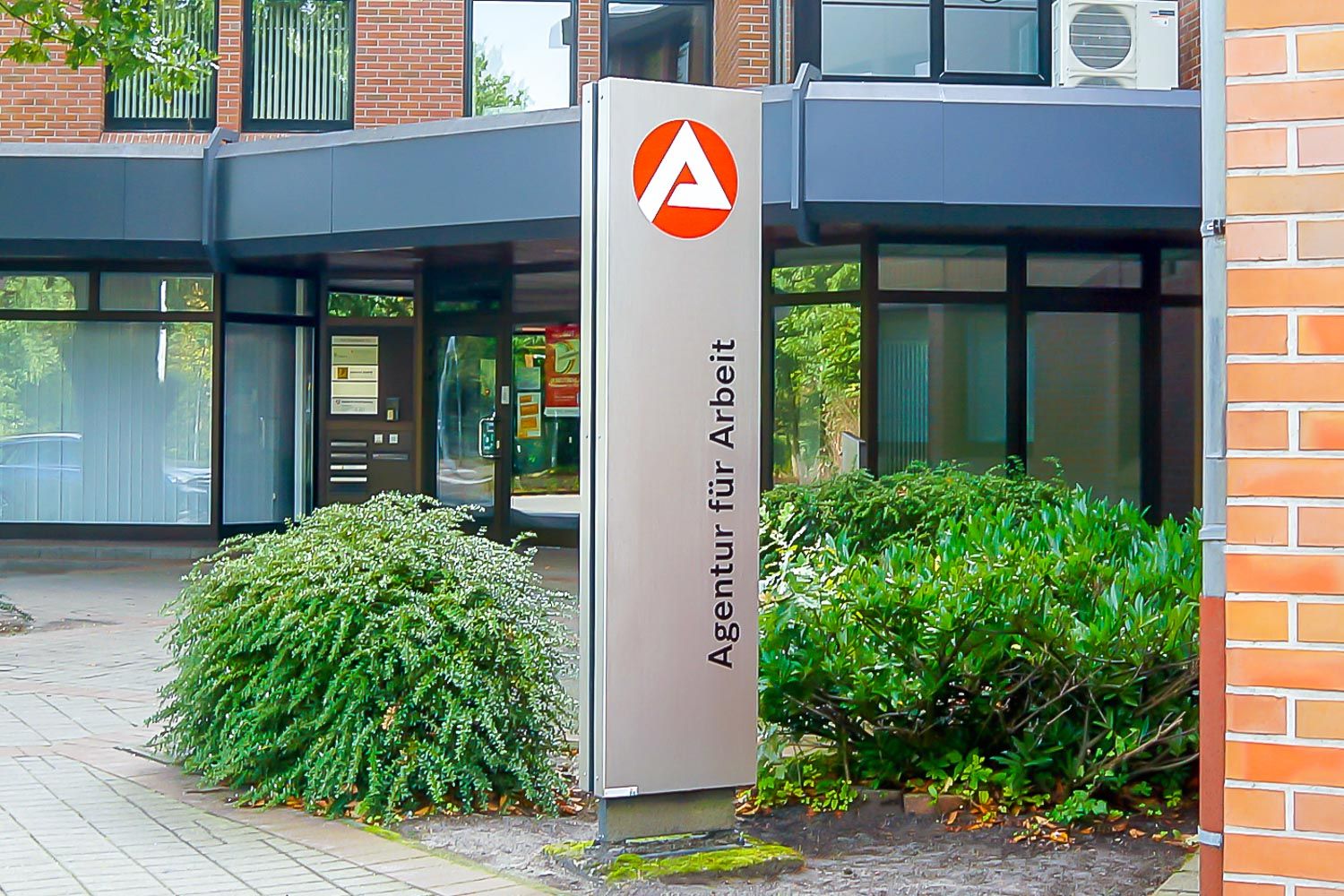 Ein Schild vor einem Gebäude mit der Aufschrift „Agentur für Arbeit“