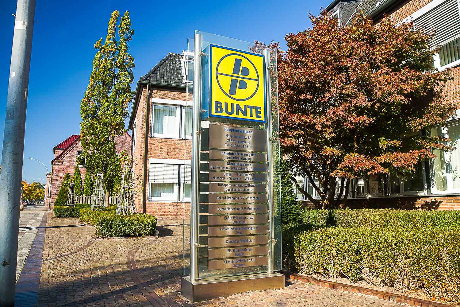 Ein Schild mit der Aufschrift "Bunte" vor einem Gebäude