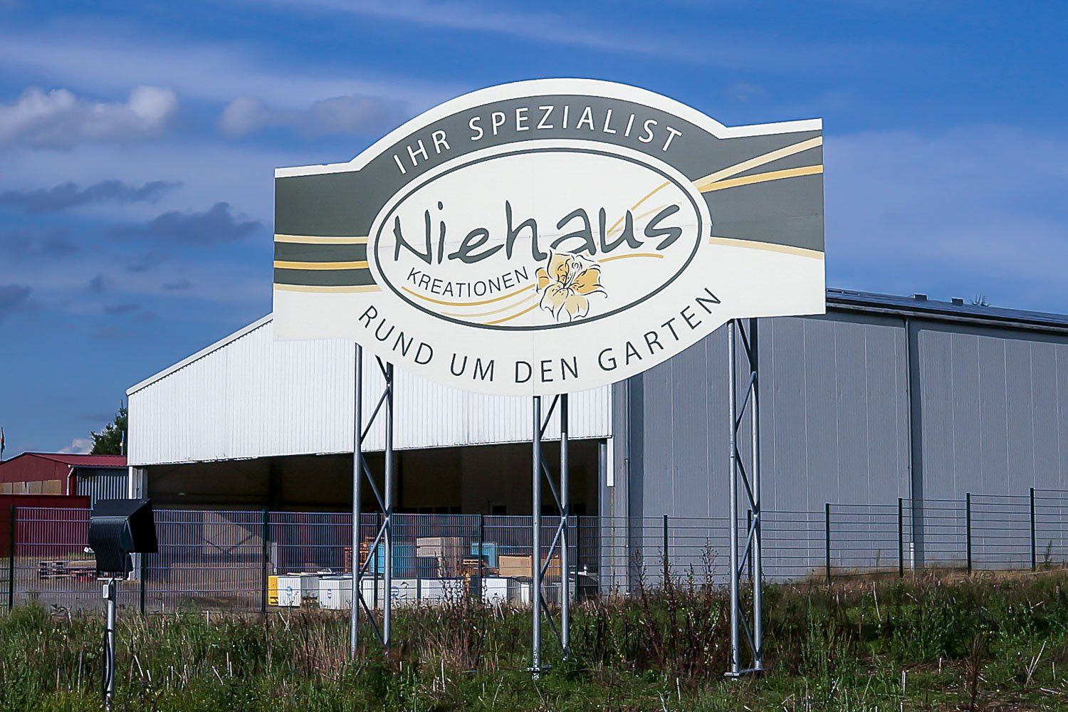 Ein Schild mit der Aufschrift Niehaus vor einem Gebäude