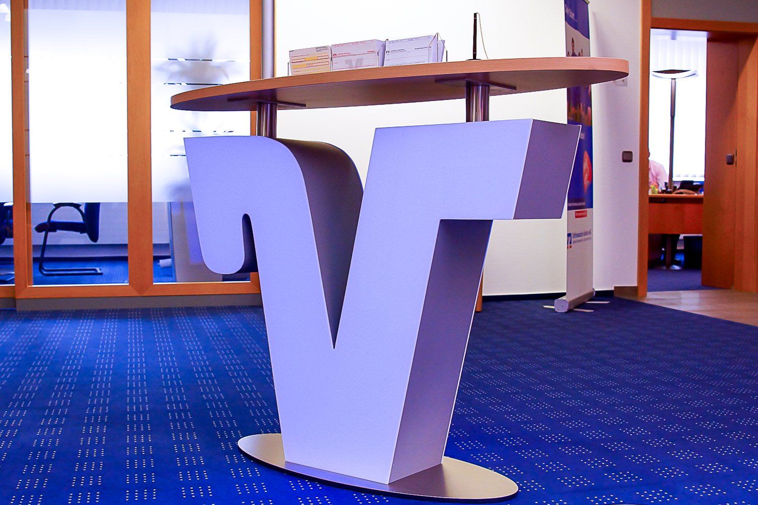 Eine Tabelle mit einem großen Buchstaben v darauf