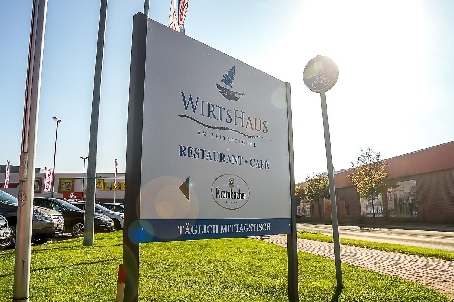 Ein Schild mit der Aufschrift Wirtshaus Restaurant