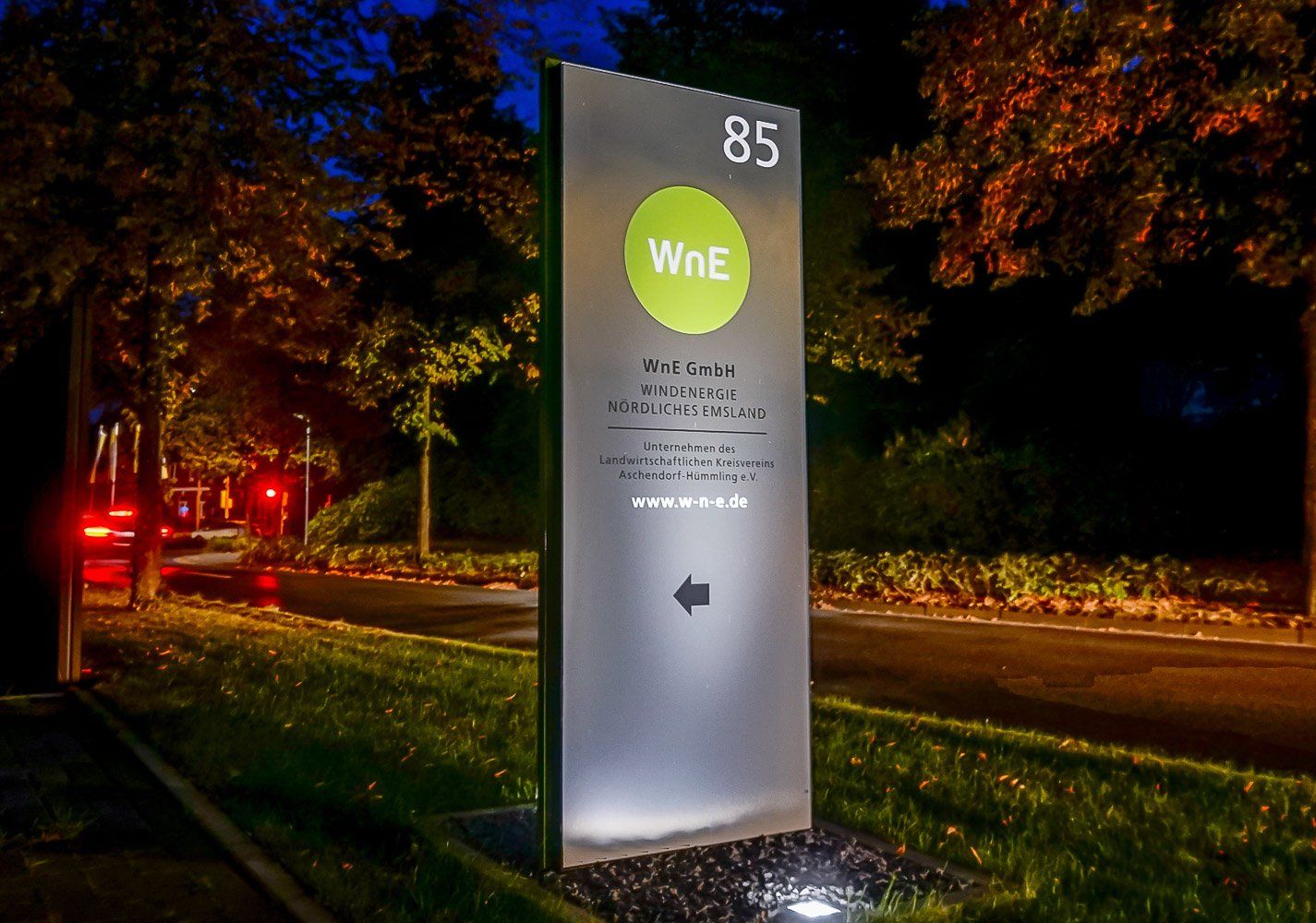 Ein Schild mit der Nummer 85 darauf