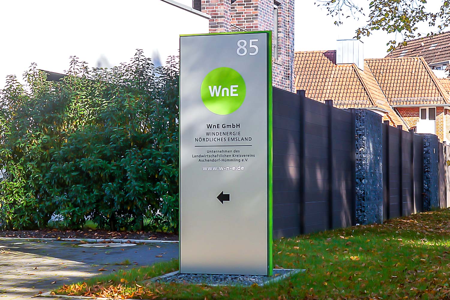 Ein Schild mit der Nummer 85 darauf