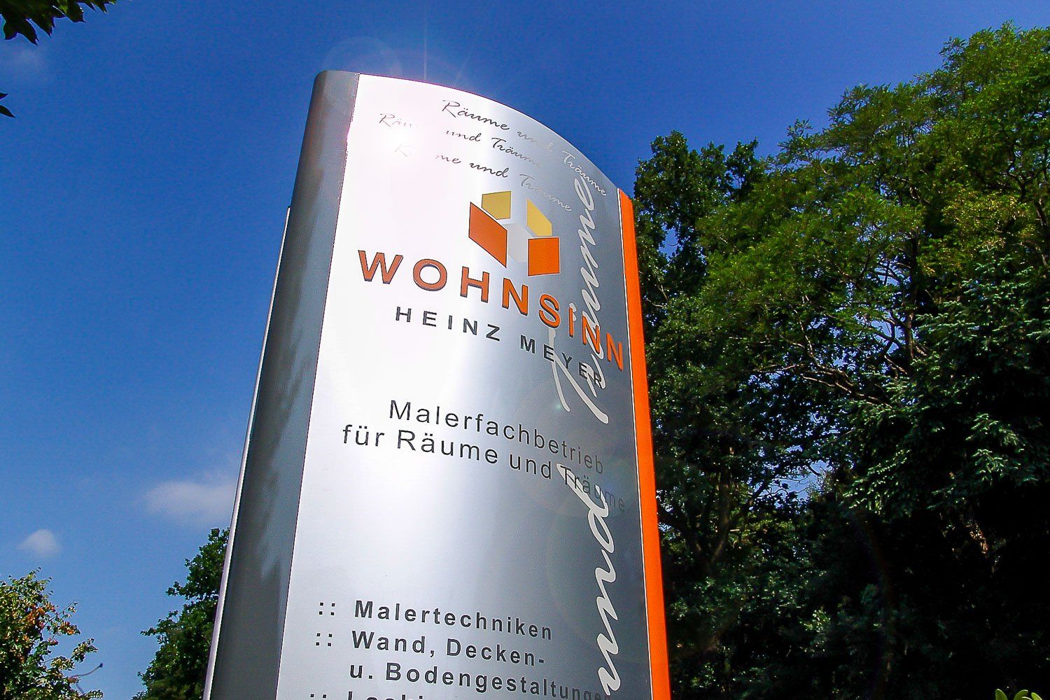 Ein Schild mit der Aufschrift „Wohnen“