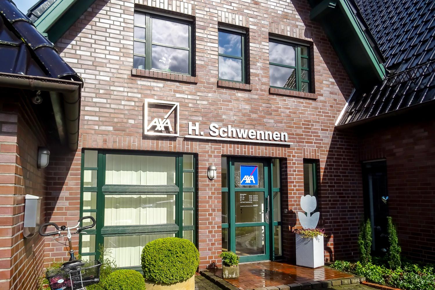 Ein Backsteingebäude mit einem Schild mit der Aufschrift „H. Schwennen“