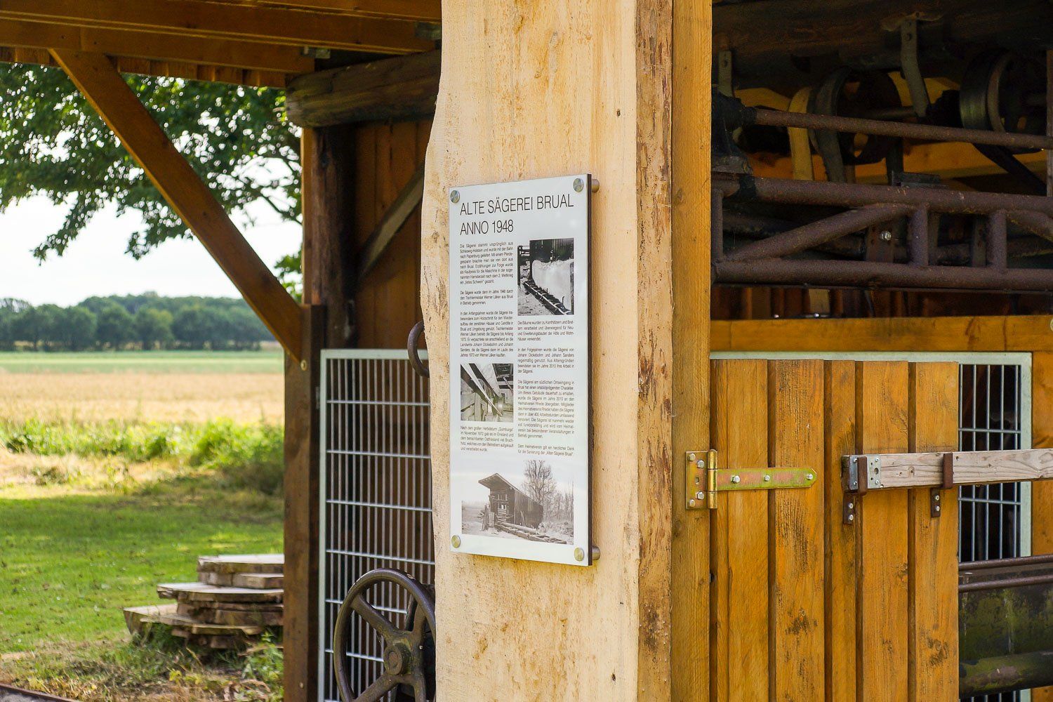 Ein Holzschuppen mit einem Schild an der Seite