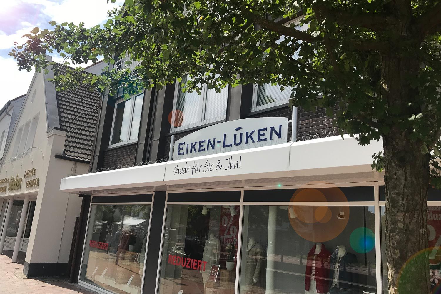 Eine Ladenfront mit einem Schild 