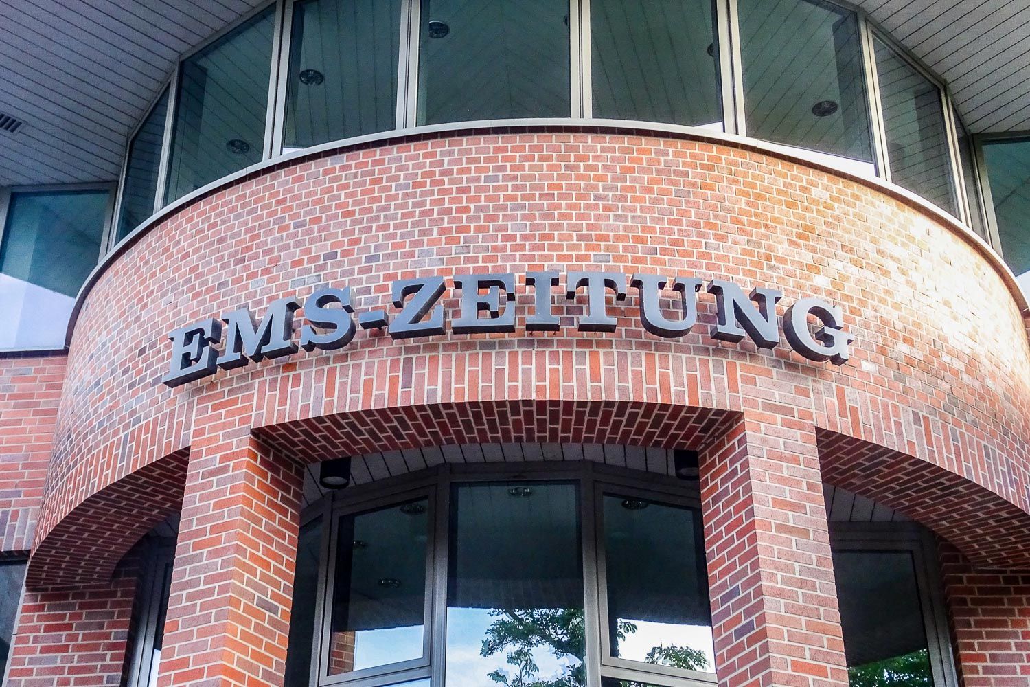 Ein Backsteingebäude mit einem Schild mit der Aufschrift „ems-zeitung“