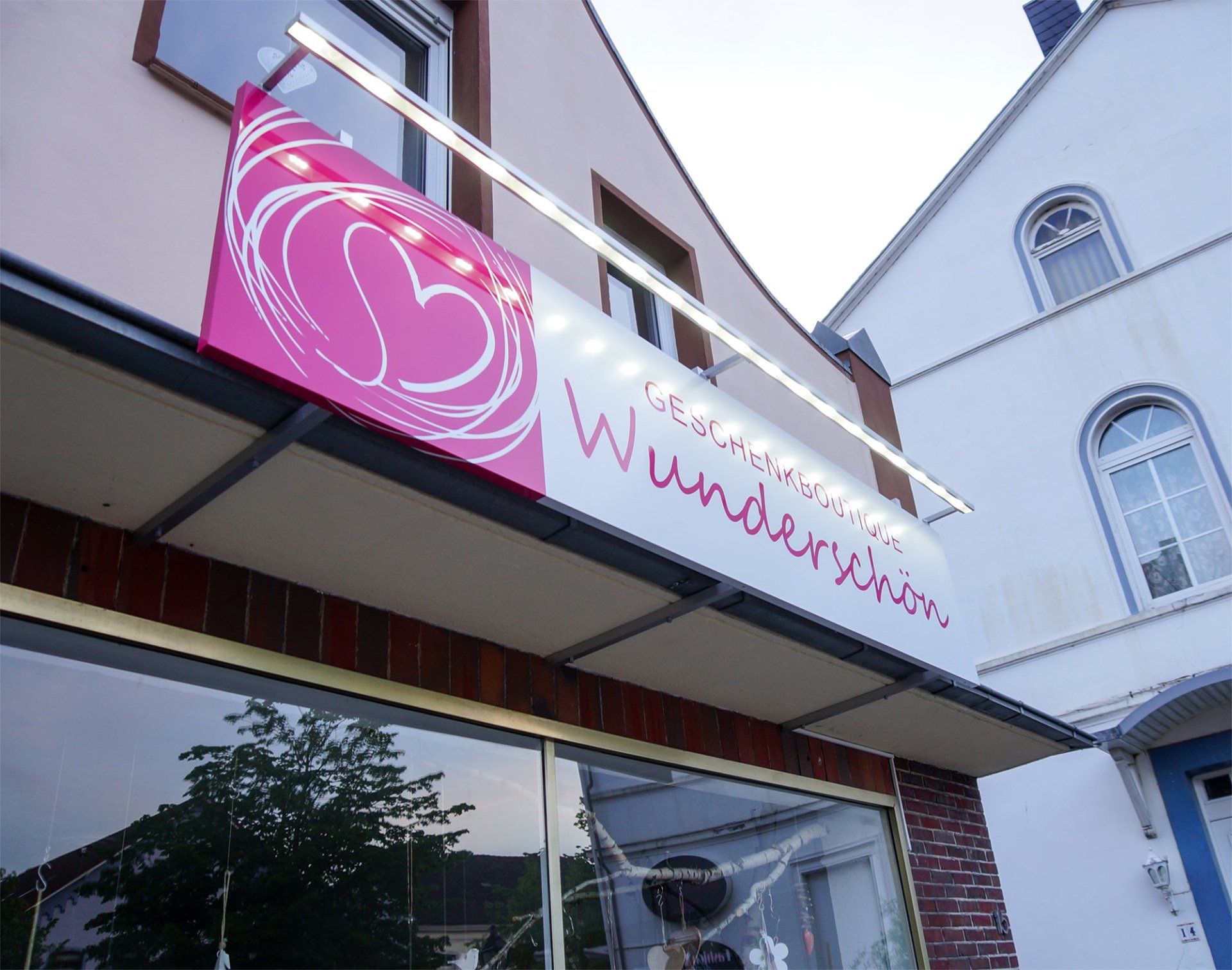 Eine Ladenfront mit einem Schild, auf dem " Wunderkram " steht