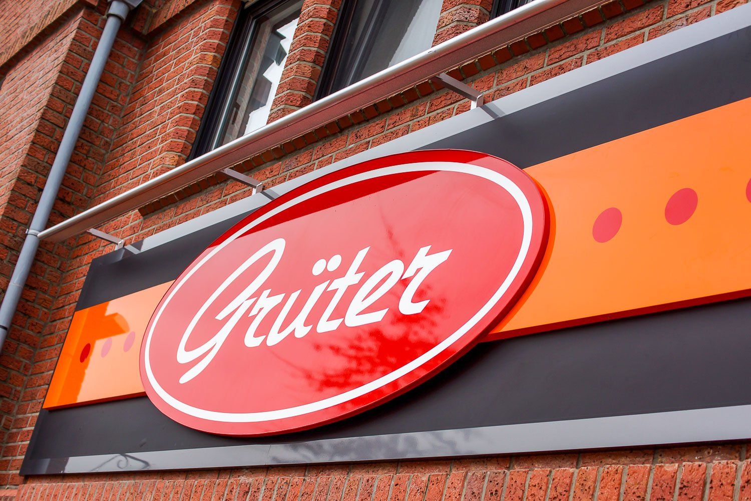 Ein Schild an einem Backsteingebäude mit der Aufschrift „Guiter“