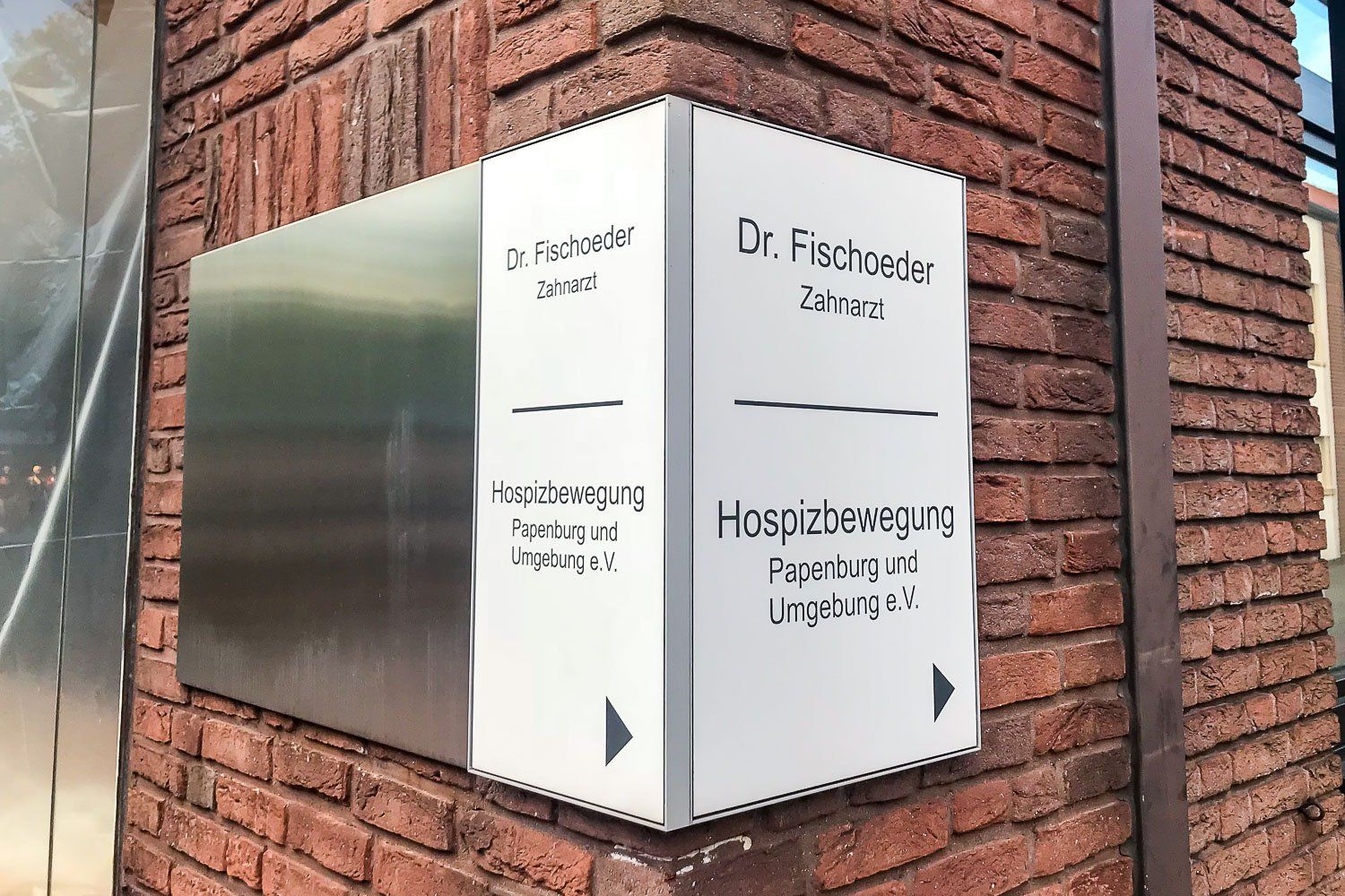 Werbeschild aus Edelstahl