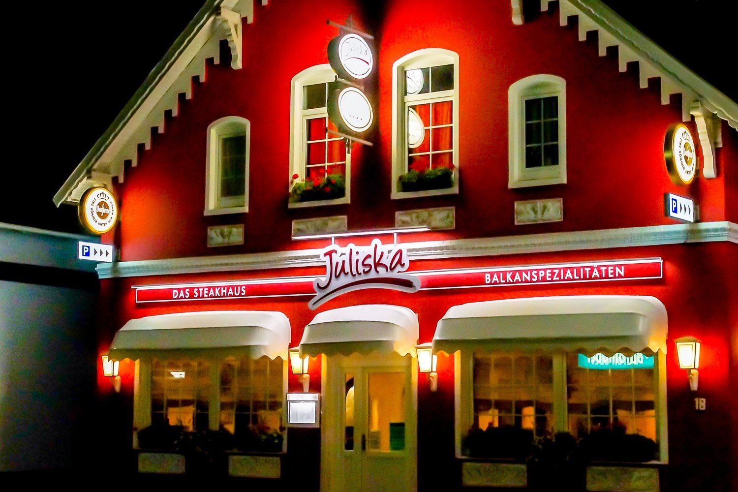 Ein rotes Gebäude mit einem Schild mit der Aufschrift "Juliska" darauf