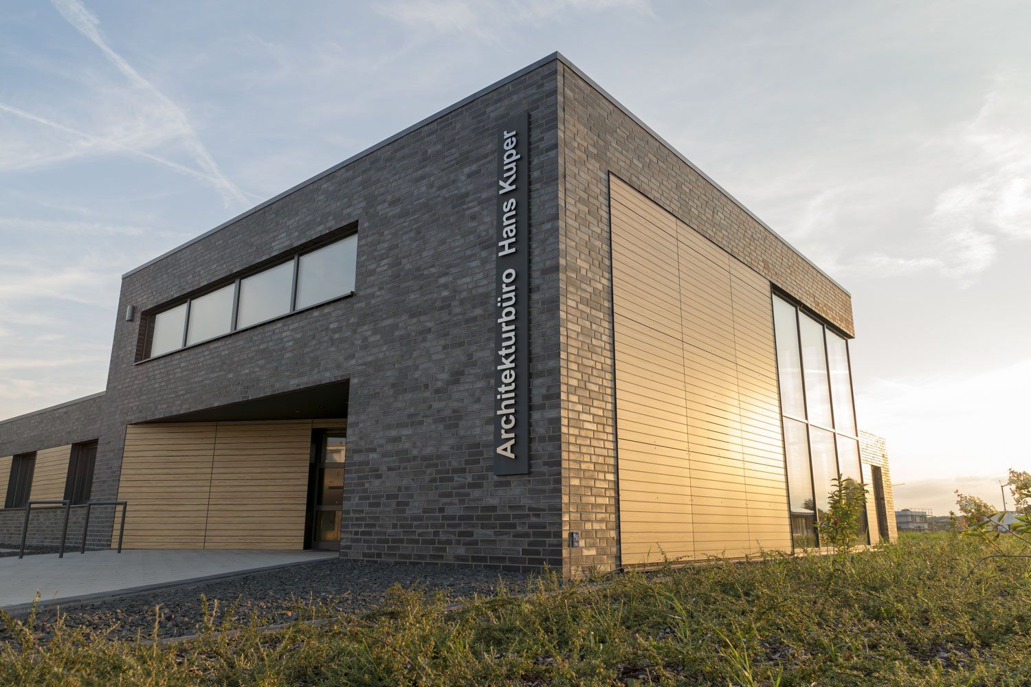 Ein großes Backsteingebäude mit vielen Fenstern und einem Schild an der Seite.