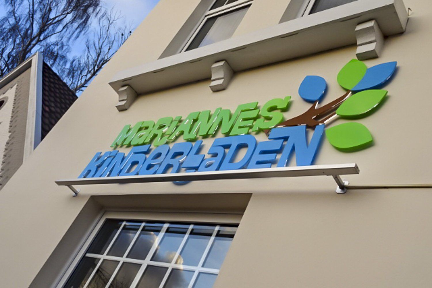 Ein Schild an der Seite eines Gebäudes mit der Aufschrift „Herbines Kinderladen“