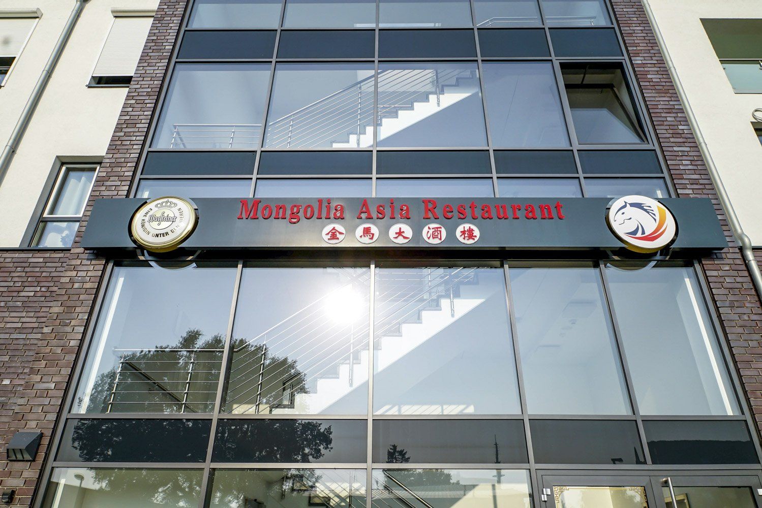 Ein Gebäude mit einem Schild mit der Aufschrift „Mongolia Asia Restaurant“
