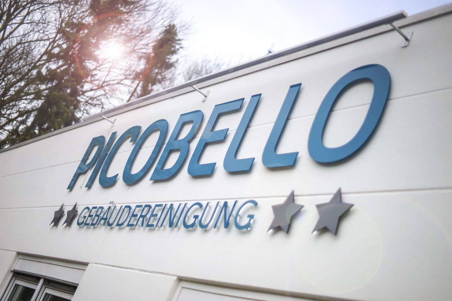 Ein weißes Gebäude mit dem Wort Picobello darauf