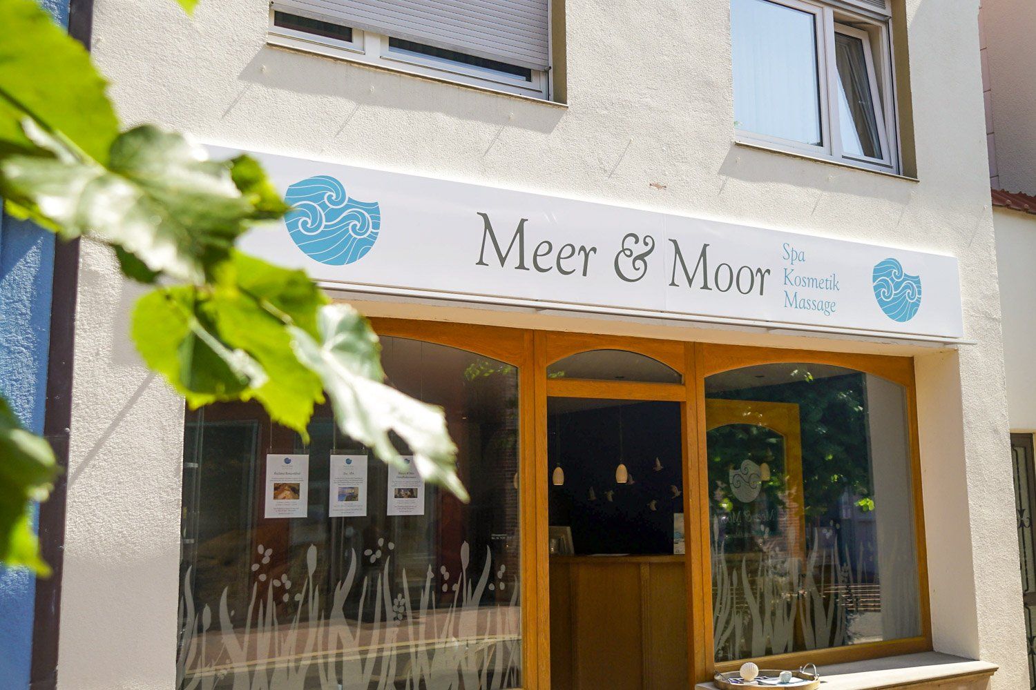 Ein Gebäude mit einem Schild mit der Aufschrift Meer & Moor