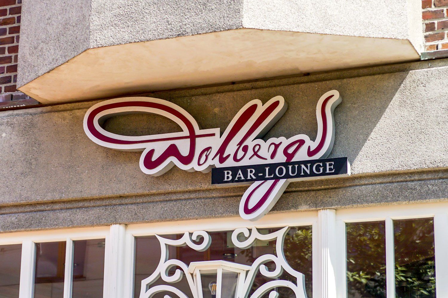 Ein Schild mit der Aufschrift Wolberg's Bar Lounge