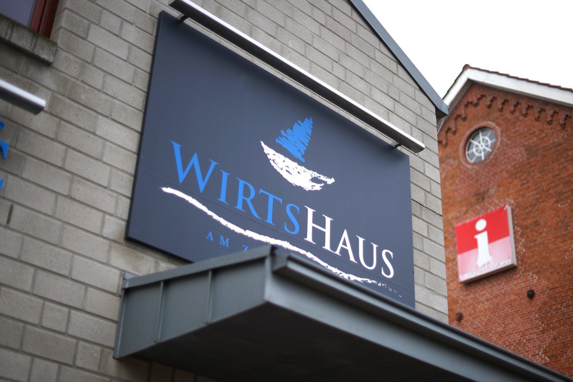 Ein Backsteingebäude mit einem Schild mit der Aufschrift Wirtshaus