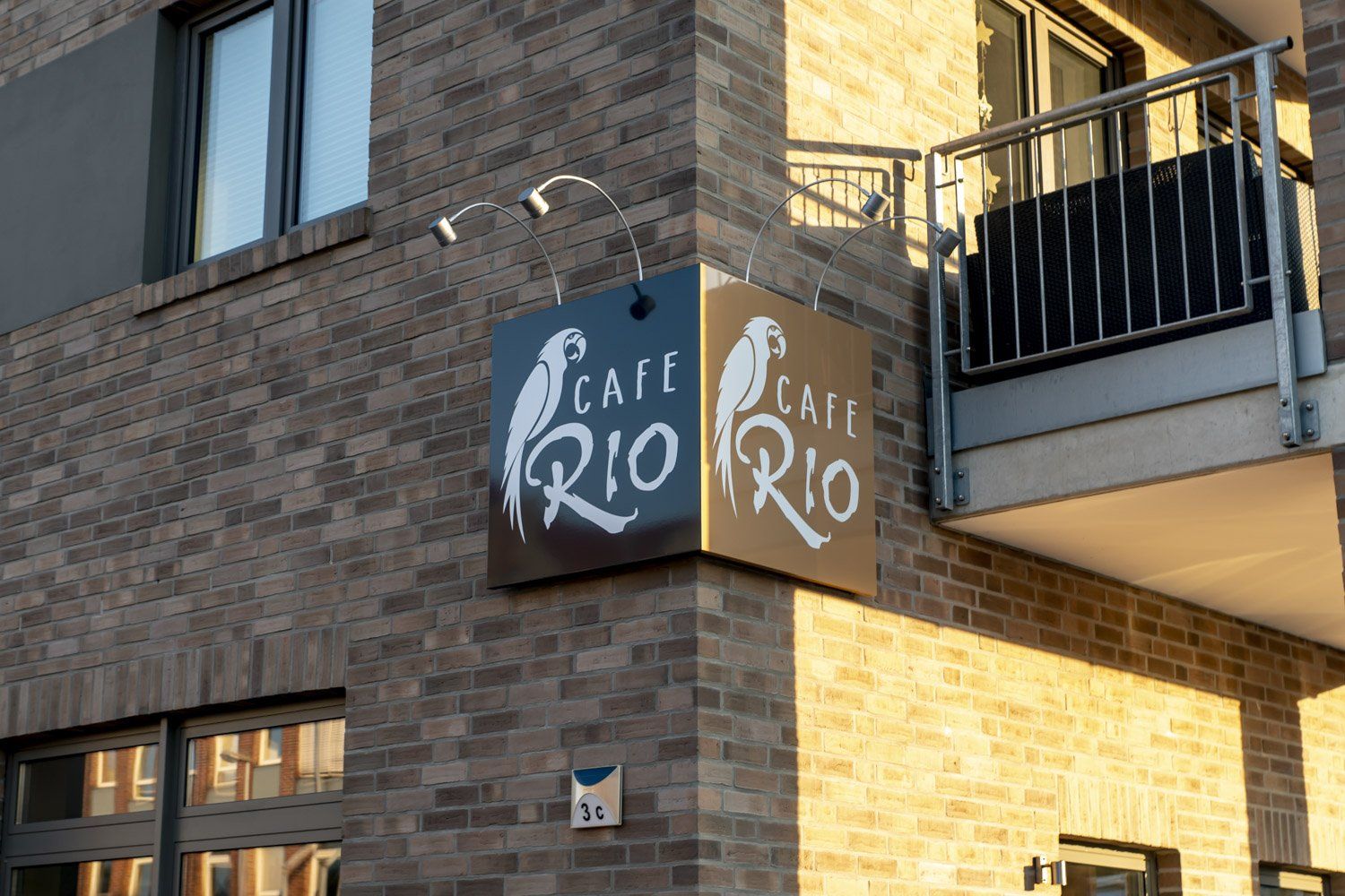 Schild an der Seite, auf dem „Café Rio Rio“ steht.