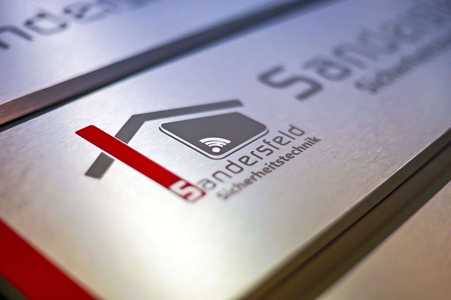 Ein Schild mit der Aufschrift Sandersfeld Sicherheitstechnik