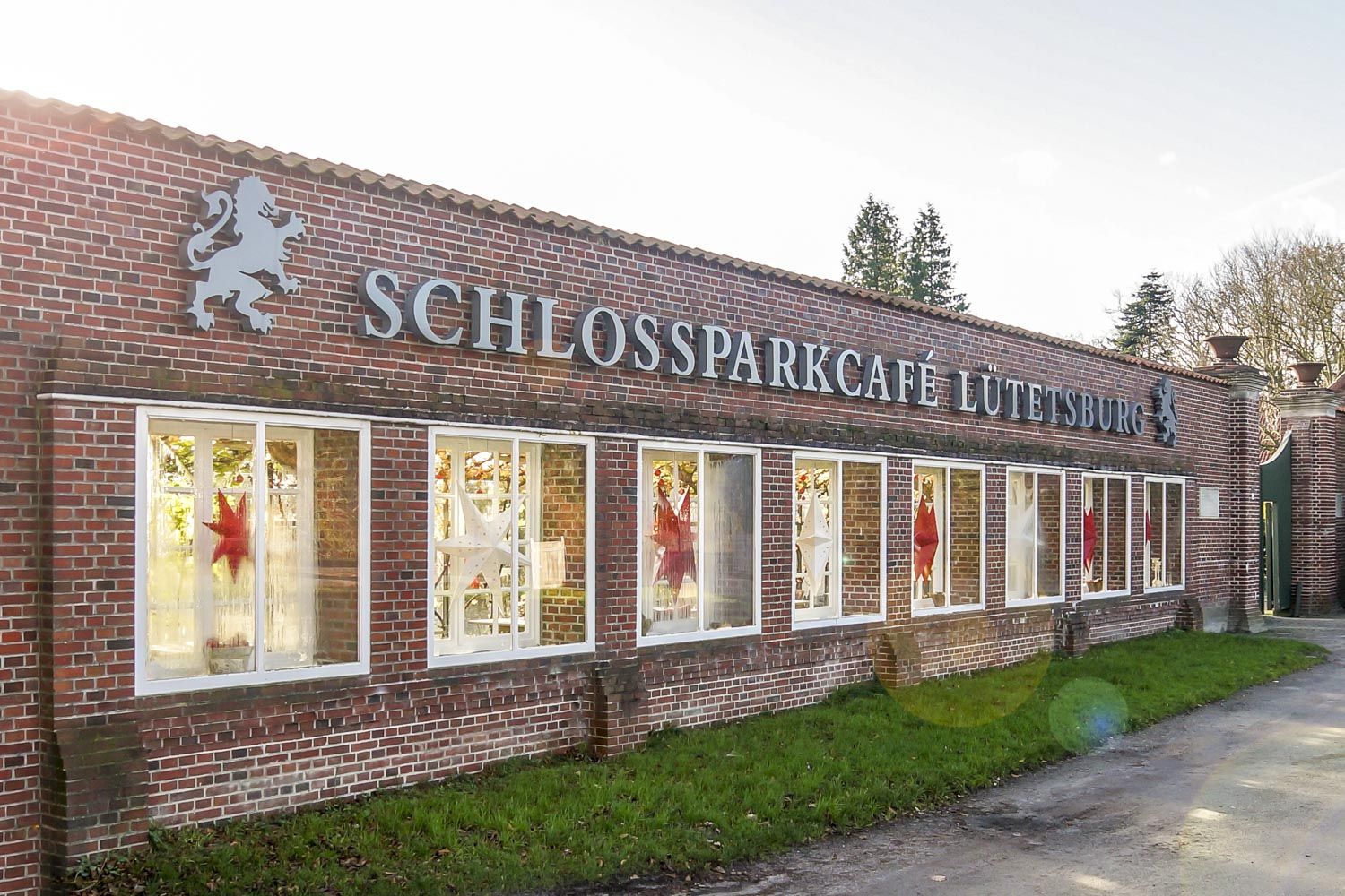 Ein großes Backsteingebäude mit vielen Fenstern und einem Schild darauf.