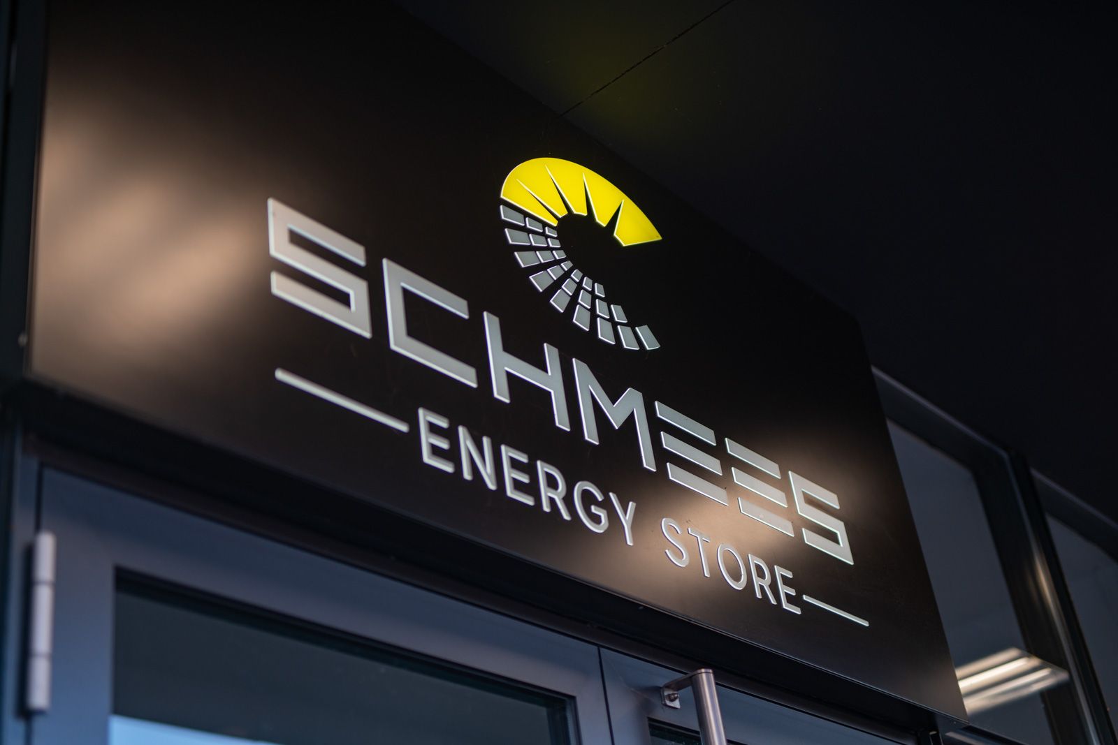 Ein schwarzes Schild mit der Aufschrift "Schmerz Energiespeicher"