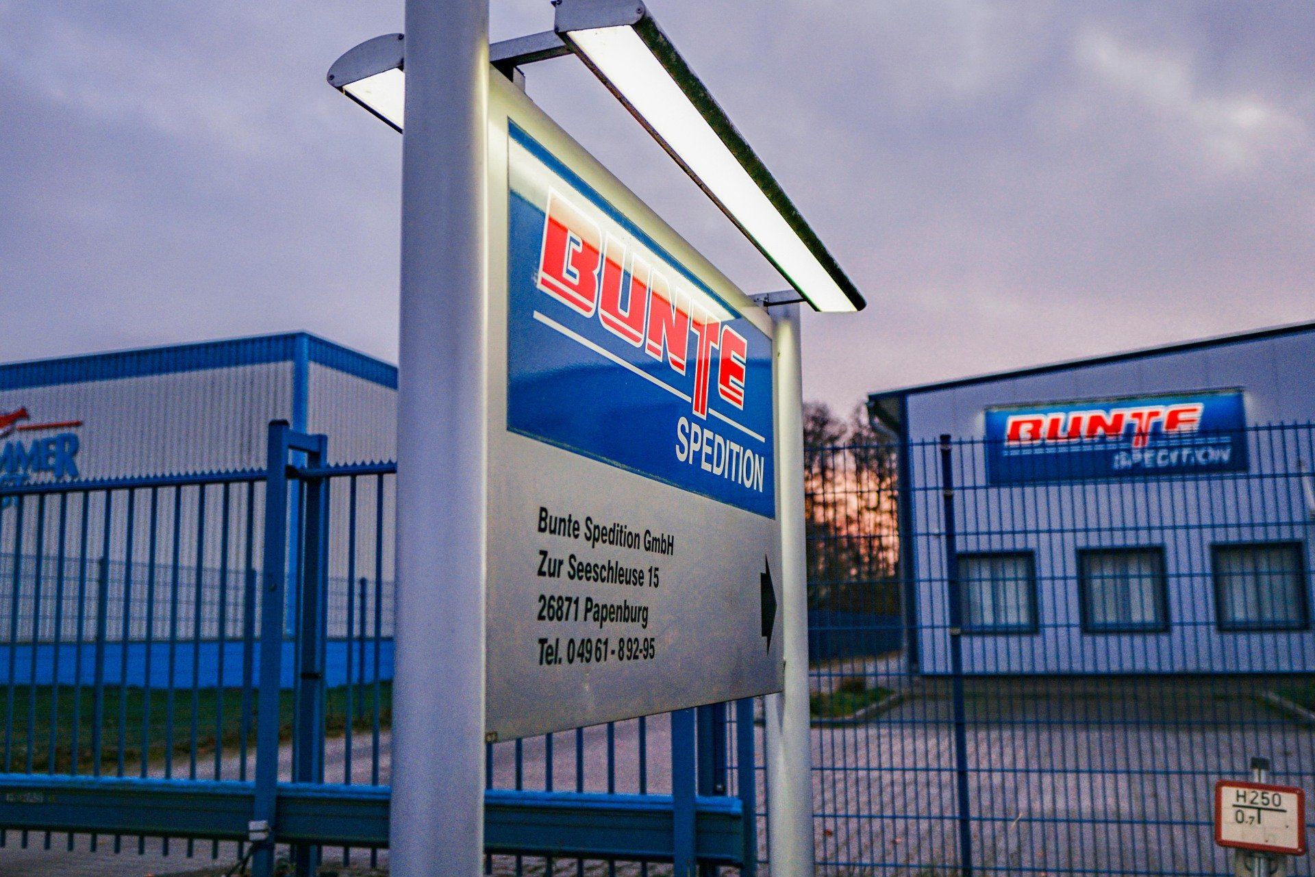 Ein blau-weißes Schild mit der Aufschrift „Runge“