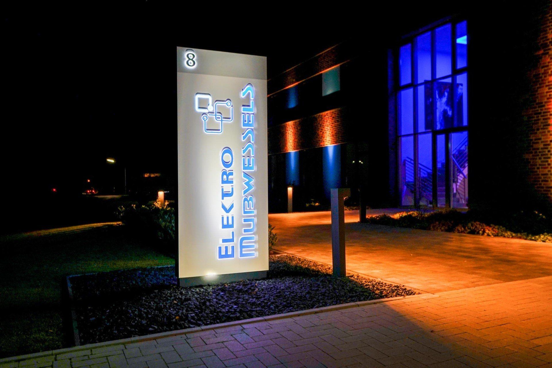 Ein Schild vor einem Gebäude mit der Aufschrift „Electro Murwevels“