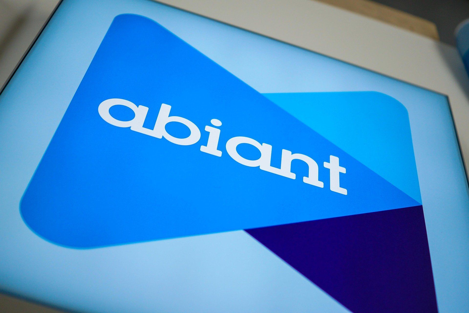 Ein blaues Dreieck mit dem Wort „abiant“ darauf