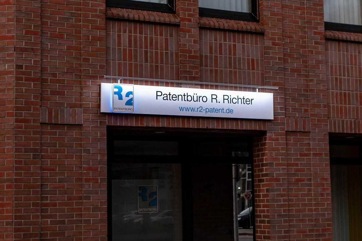 Ein Backsteingebäude mit einem Schild mit der Aufschrift "Poliklinik R. Richter" darauf