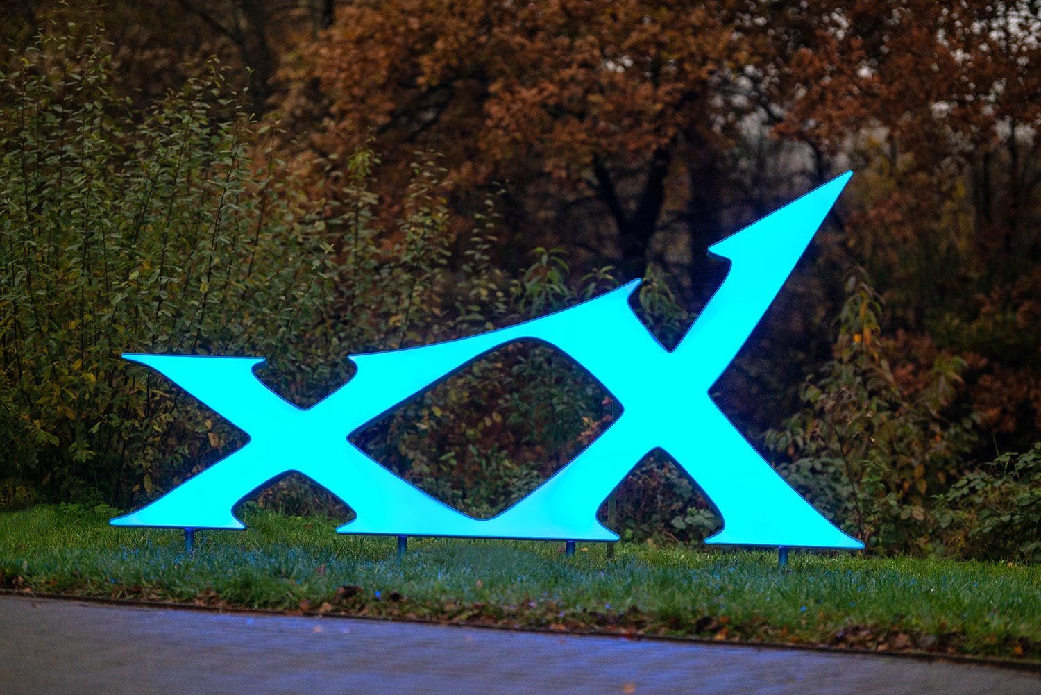 Am Straßenrand steht ein großes blaues x.