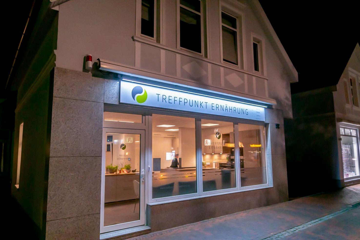 Ein Gebäude mit vielen Fenstern und einem Schild mit der Aufschrift „a“ darauf