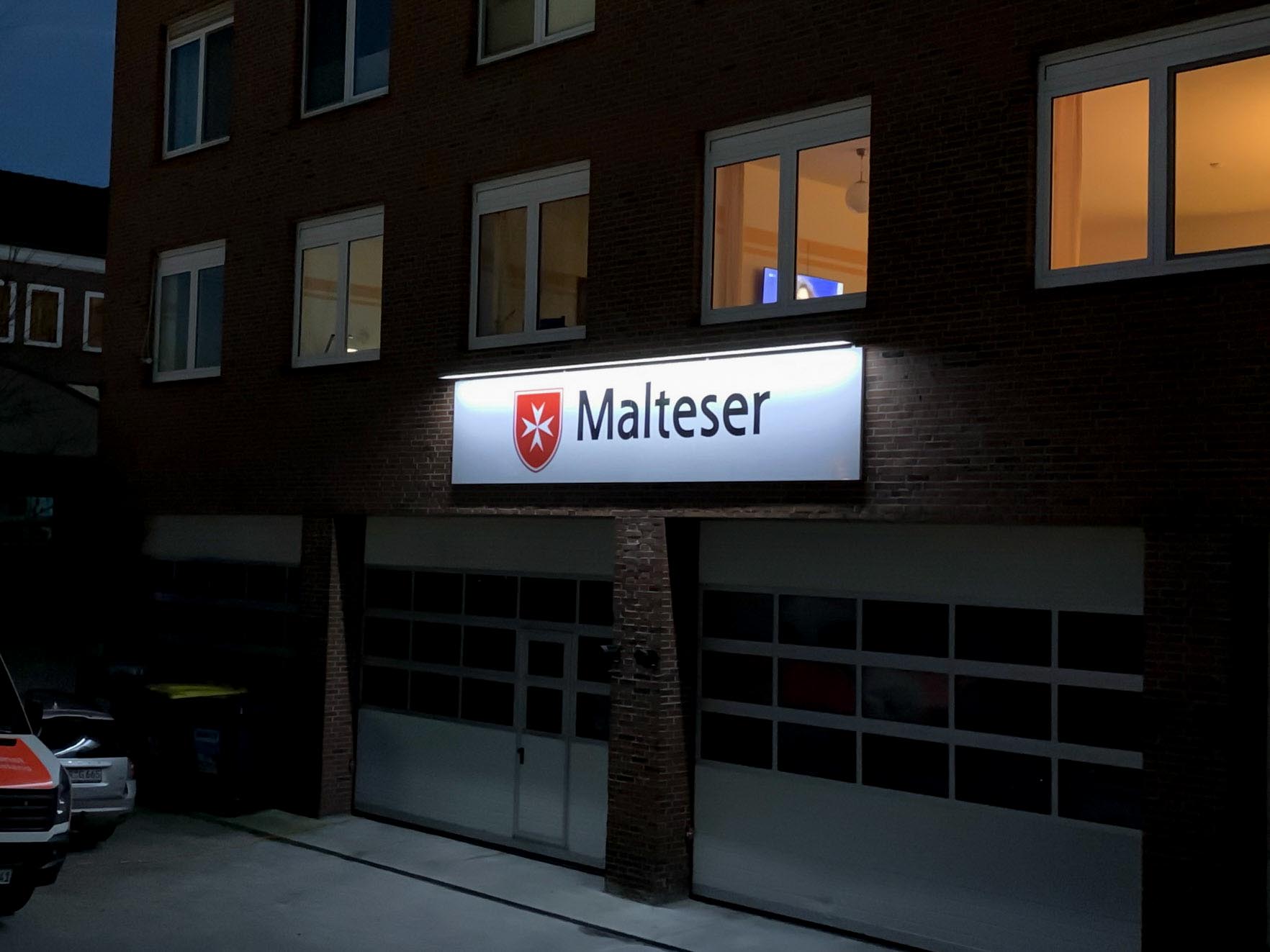 Ein Gebäude mit einem Schild mit der Aufschrift „Malteser“ darauf