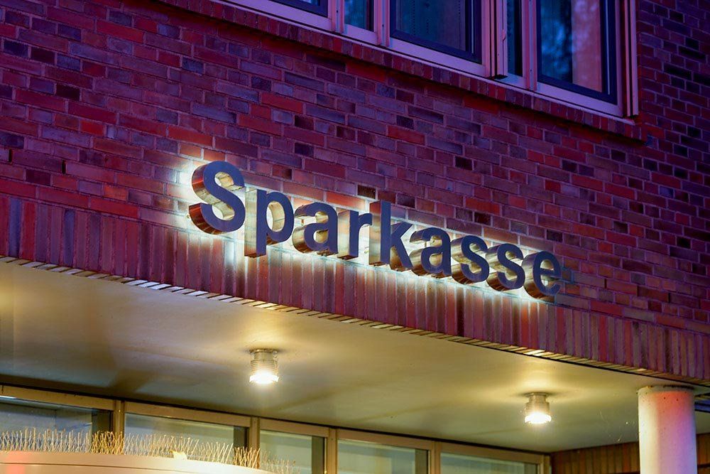 Ein Backsteingebäude mit einem Schild mit der Aufschrift „Sparkasse“ darauf.