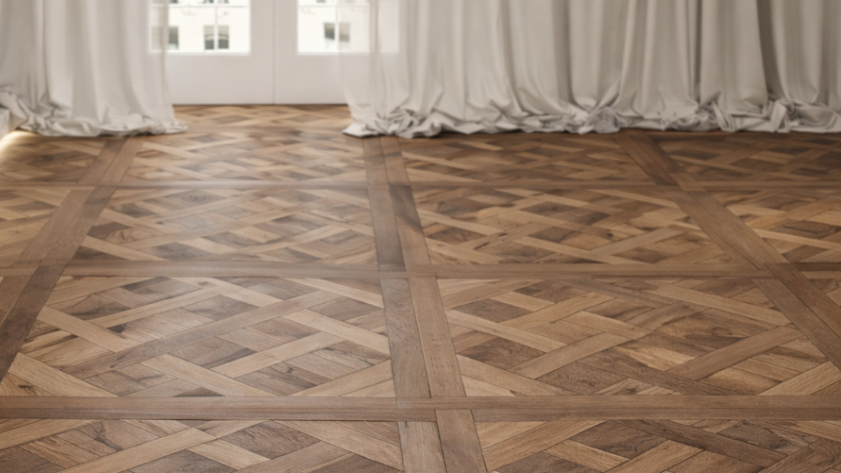 Parkettholzboden mit einem geometrischen Muster unter durchsichtigen weißen Vorhängen in einem hellen Raum