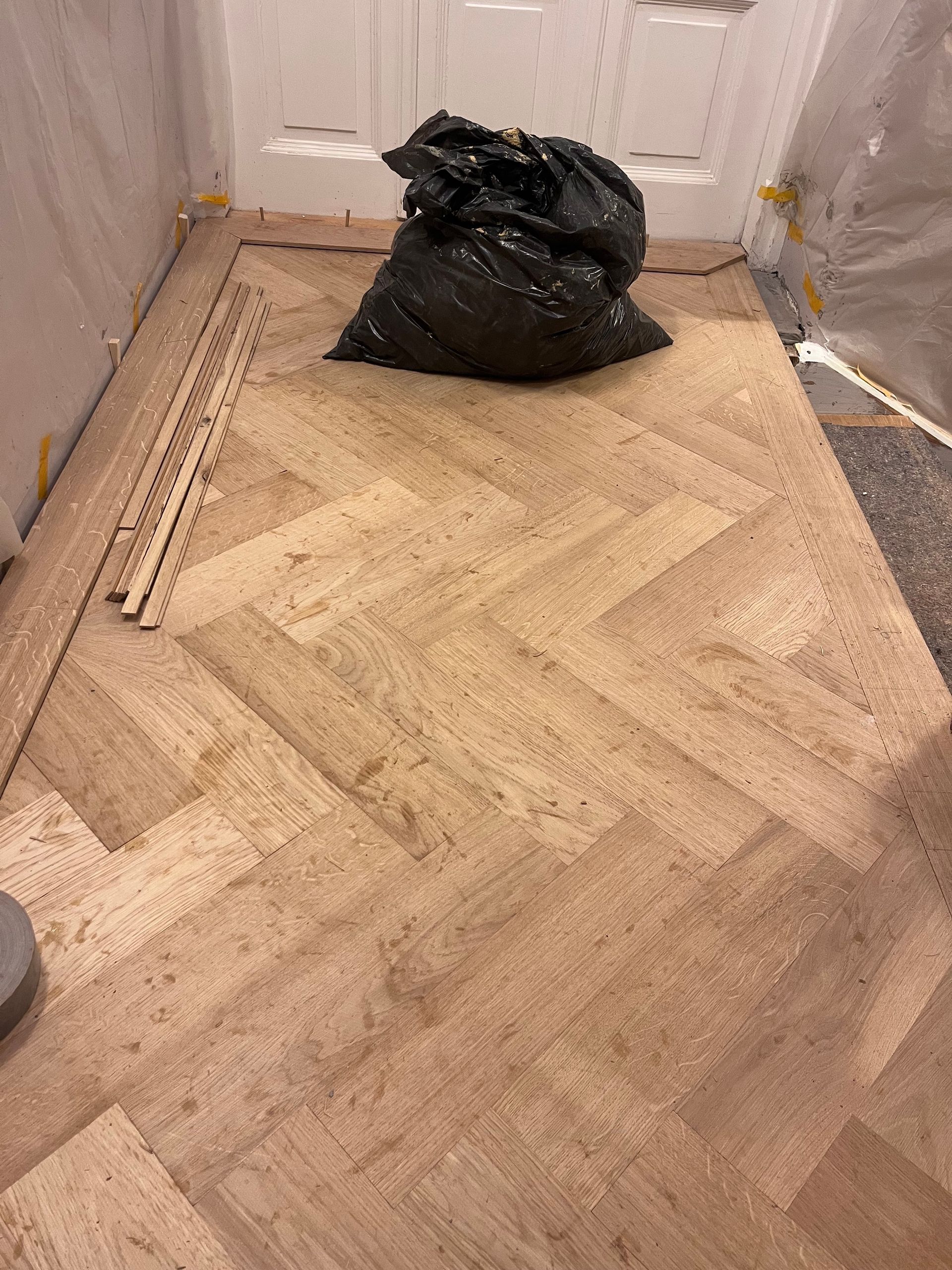 Verlegen von Fischgrät Parkett in einem alten Treppenhaus mit umlaufenden Fries