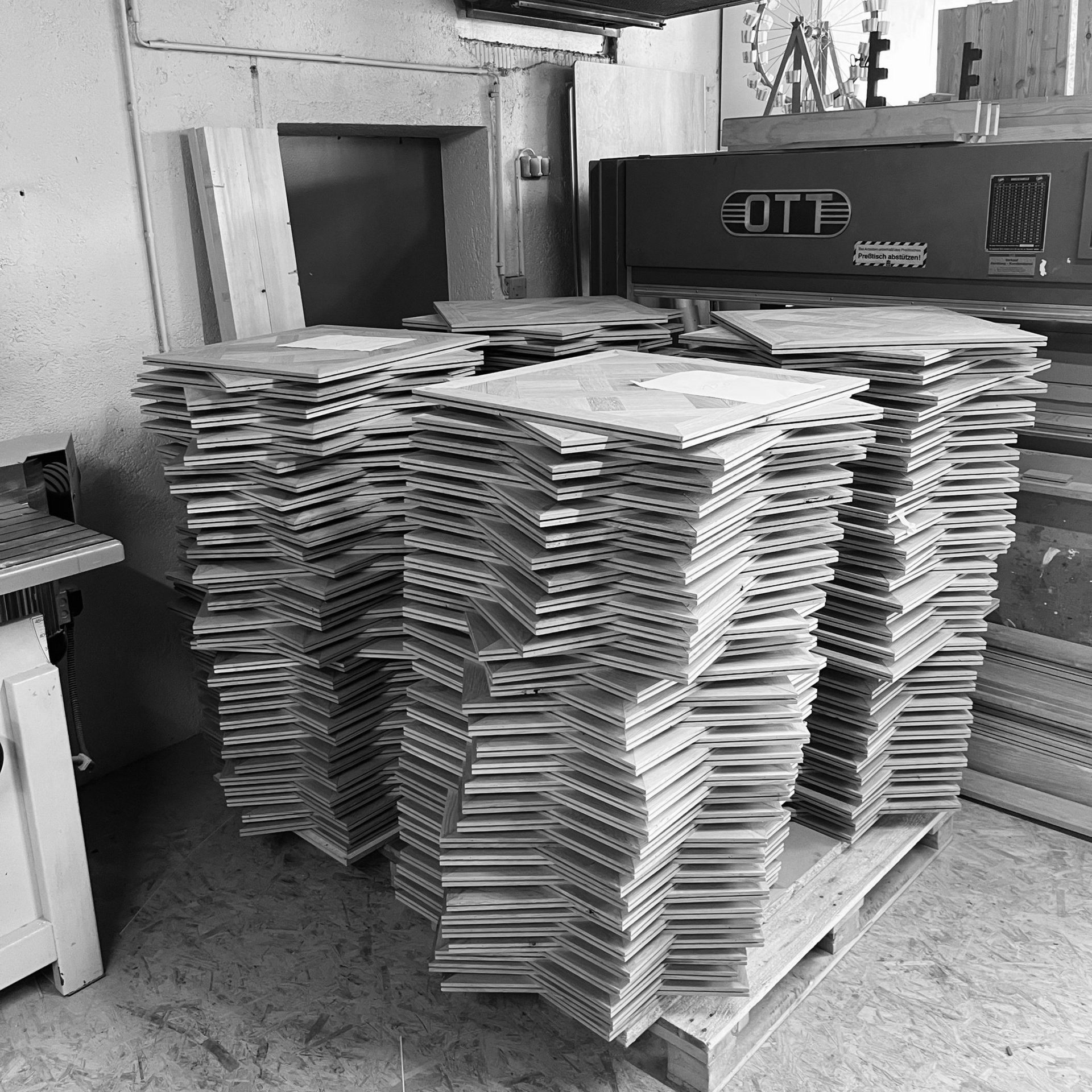 Holzbearbeitung in der Werkstatt Mangholz in Bayern