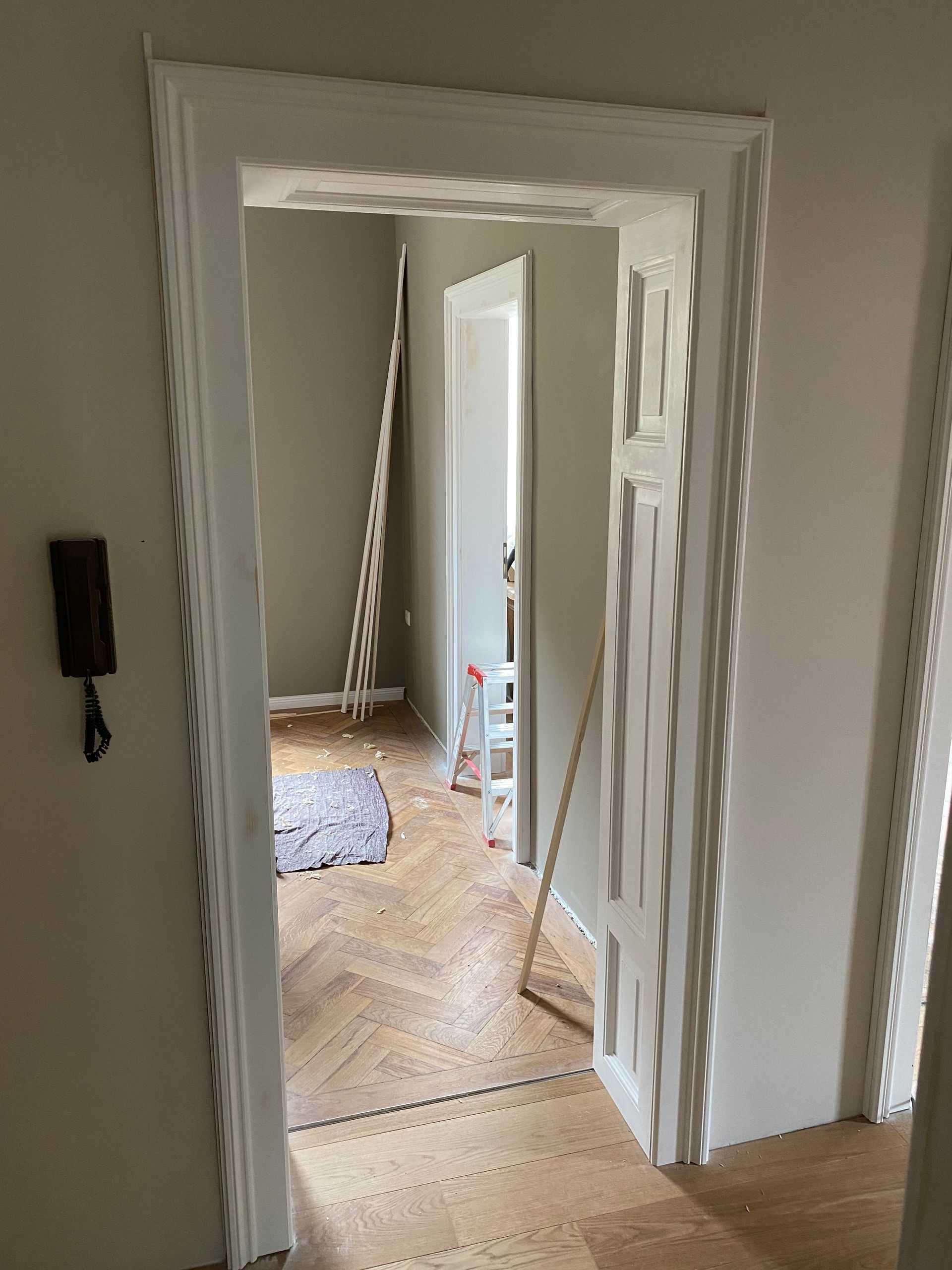 Originalgetreuer Nachbau historischer Türfutter und Türblätter aus heimischer Tanne für ein Stadthau