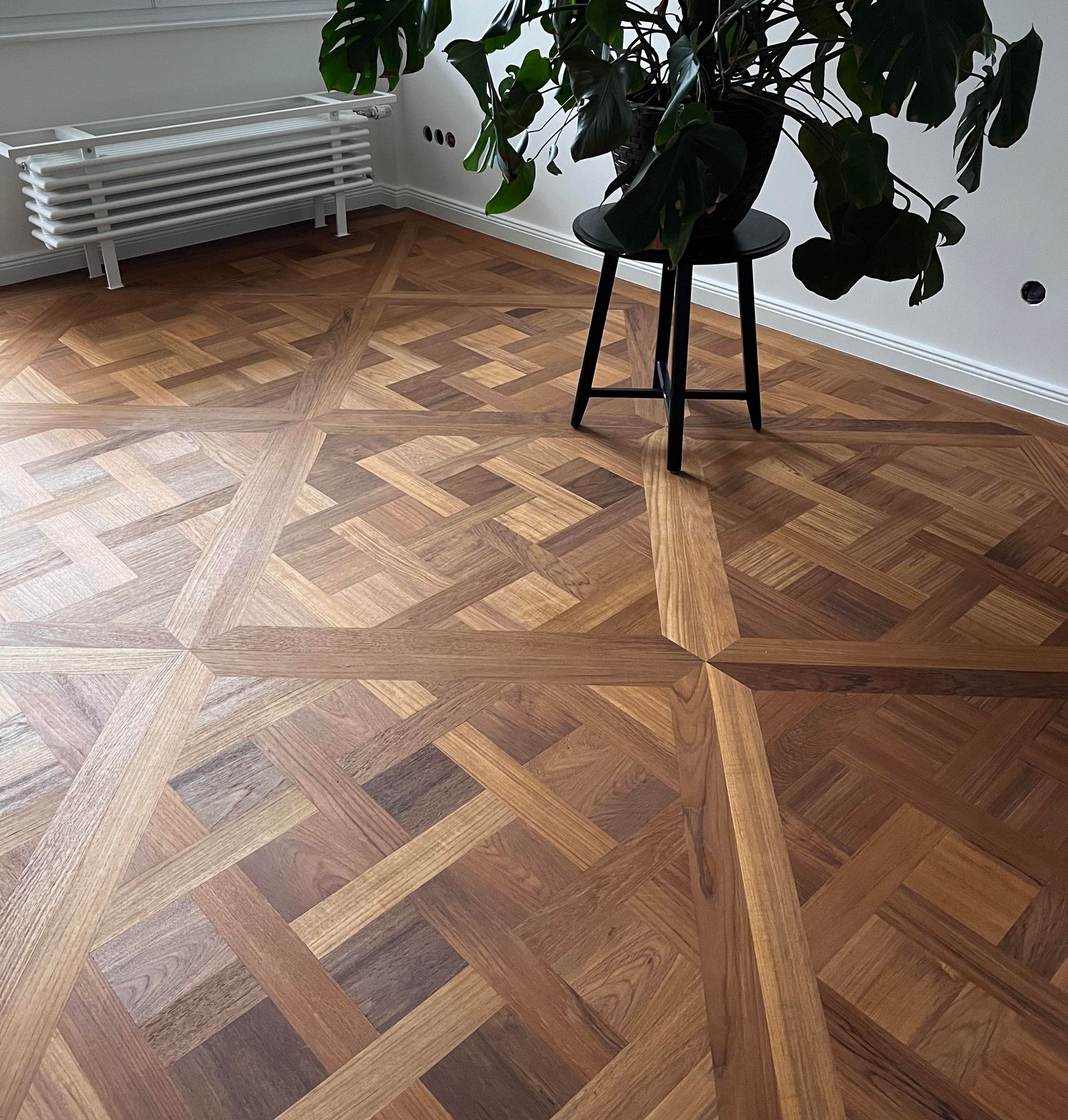 Versailles Tafelparkett im Zimmer verlegt. Referenzbild eines Kundenauftrages. 